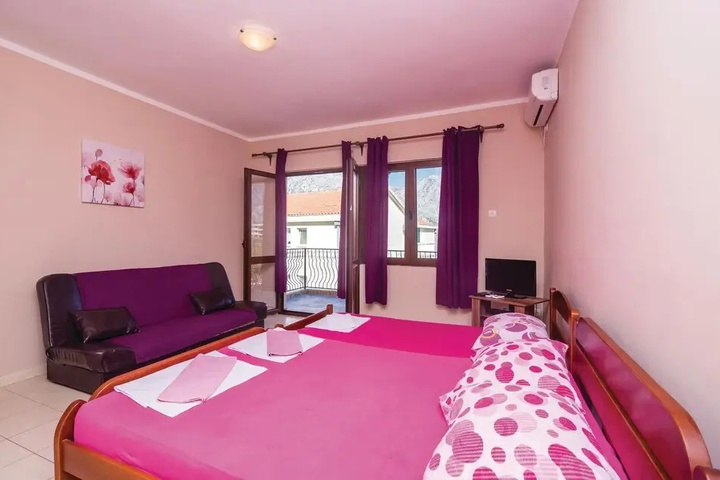 Room 4 of 10