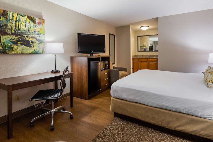 1 King Bed Microwave and Refrigerator WiFi Full Breakfast (2 of 5)