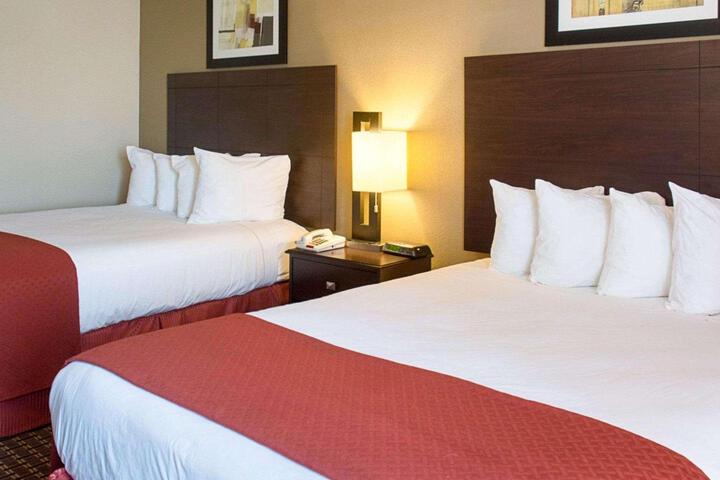 2 Queen Beds (1 of 6)