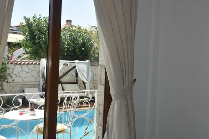 Room 4 of 31
