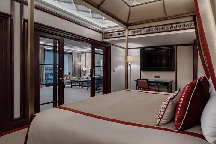 Room 43 of 318