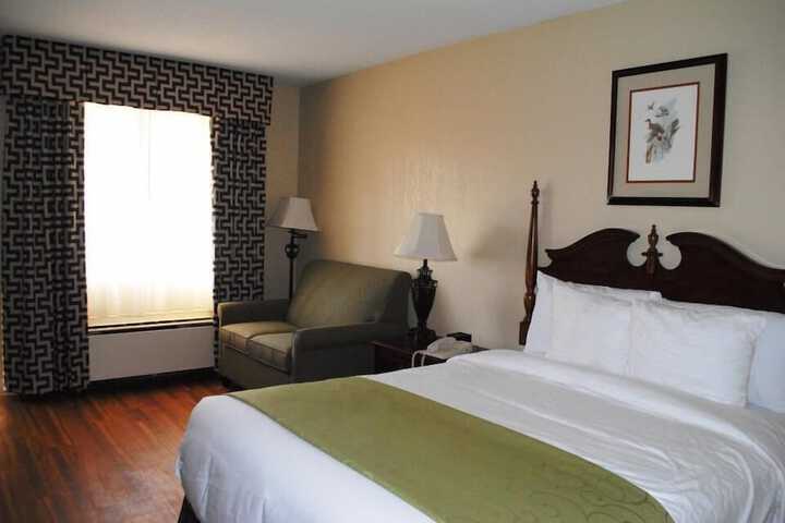 Executive King Bed (4 of 4)