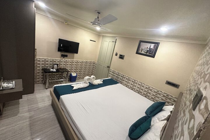 Room 13 of 18