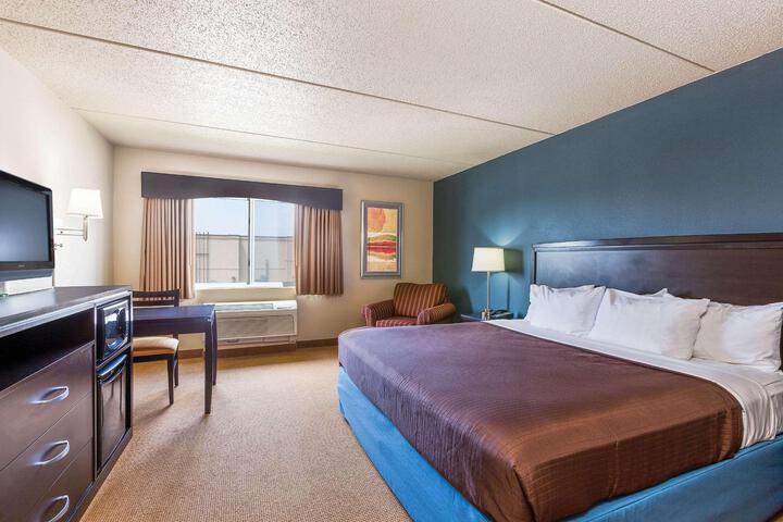 1 King Bed (2 of 30)