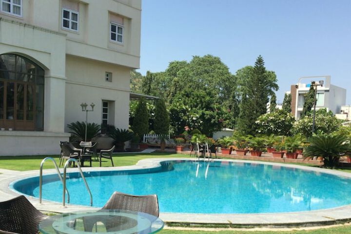 Hotel with Pool