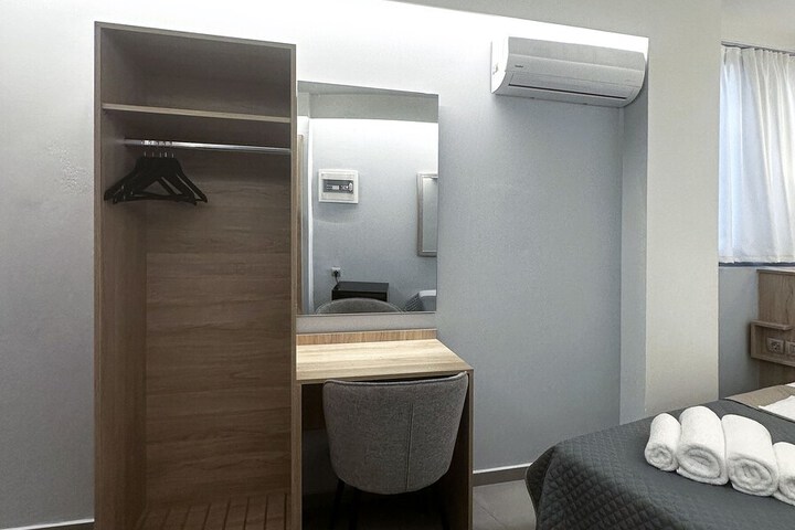Room 4 of 28
