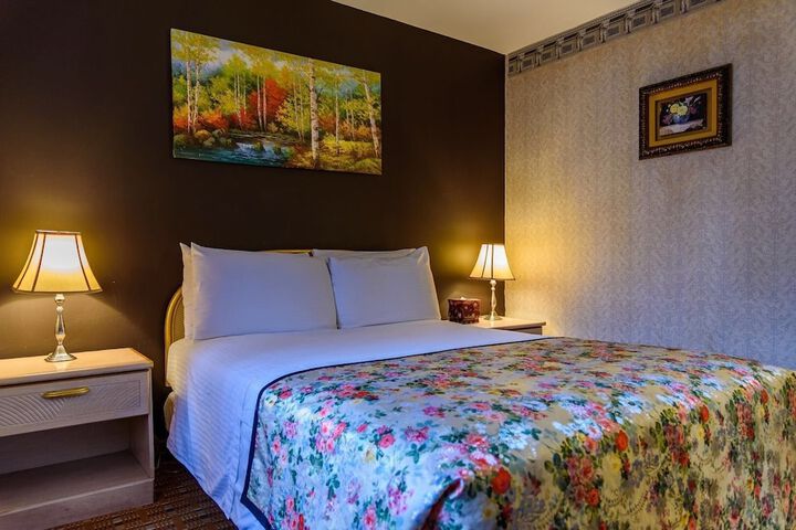 1 Queen Bed (4 of 8)