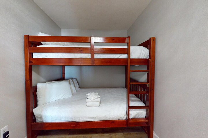 Room 33 of 163