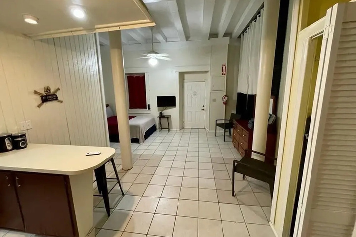 Room 6 of 14