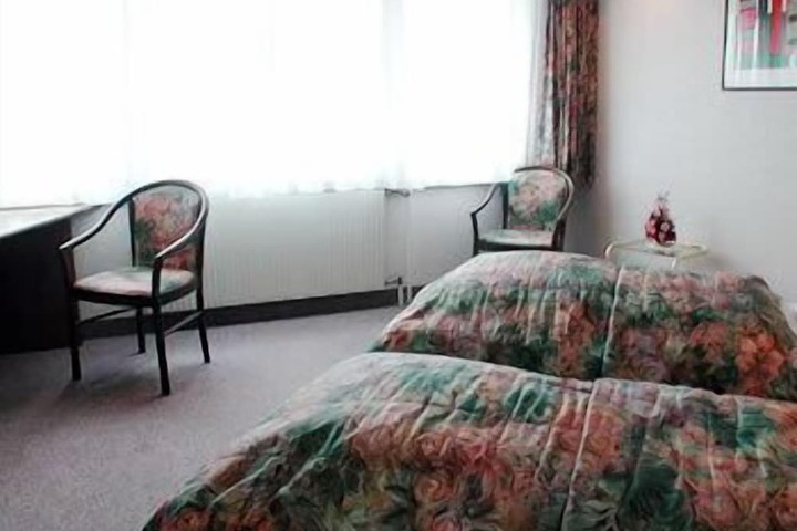 Room 4 of 27