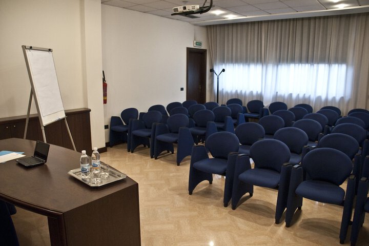 Business Center 84 of 86