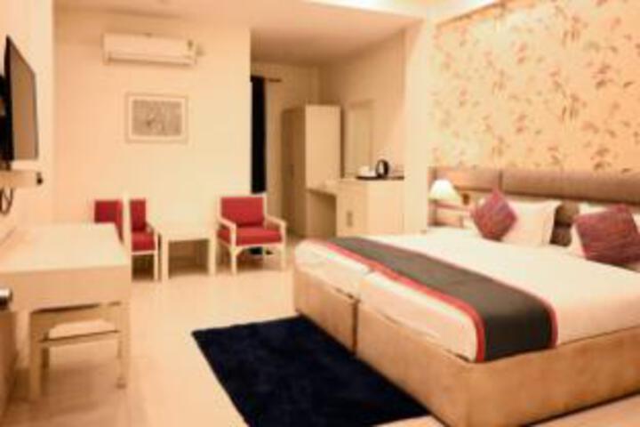 Room 9 of 13