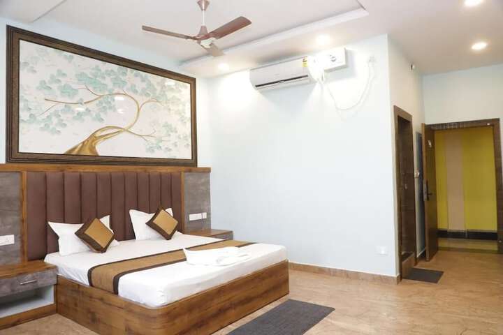 Room 4 of 18