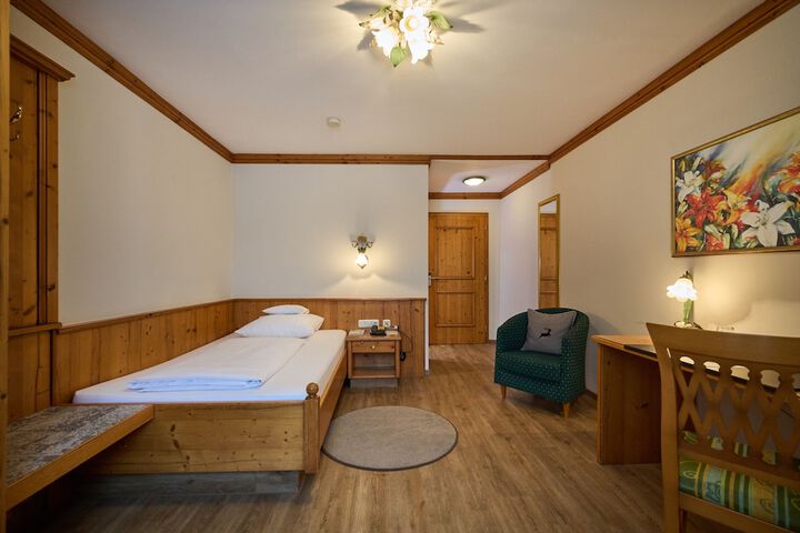 Room 24 of 106