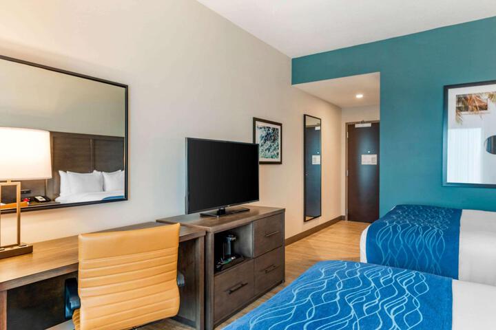 2 Queen Beds (7 of 11)