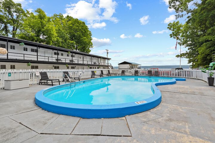 Pool 112 of 124