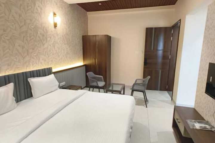 Room 6 of 30