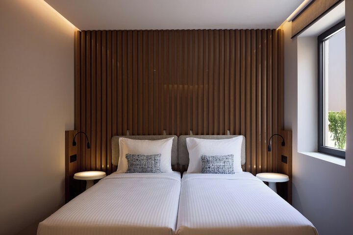 Room 7 of 42
