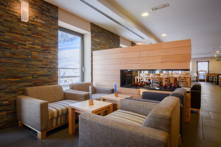 Lounge 86 of 123