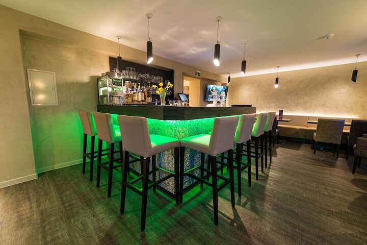 Lounge 43 of 52