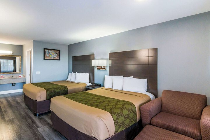 2 Queen Beds (3 of 6)