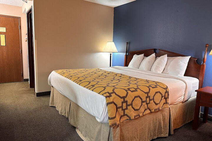 1 King Bed (2 of 13)
