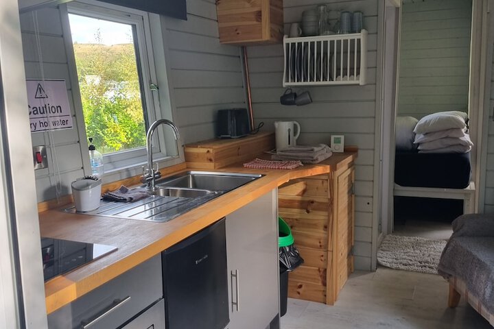Glamping Hut - Sleeps 2, hot tub & Parking in Welshpool