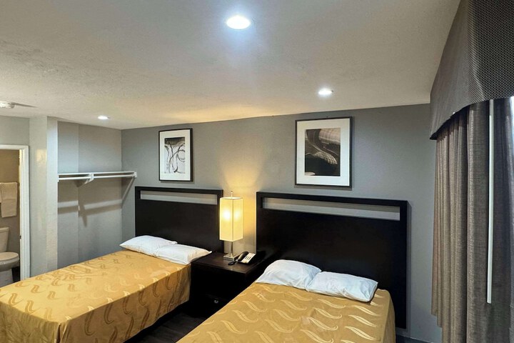 2 Double Beds (3 of 6)