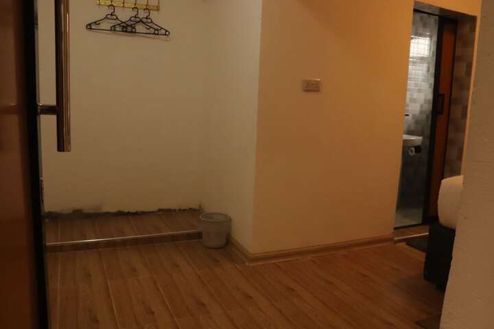 Room 17 of 46