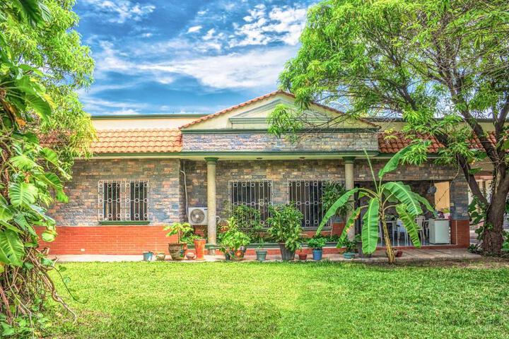 Exterior of Casa grande y privada jardín & estacionamiento
