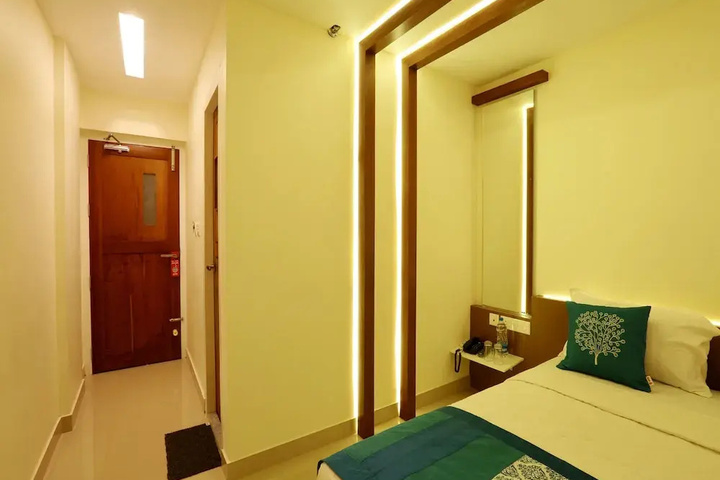 Room 4 of 12