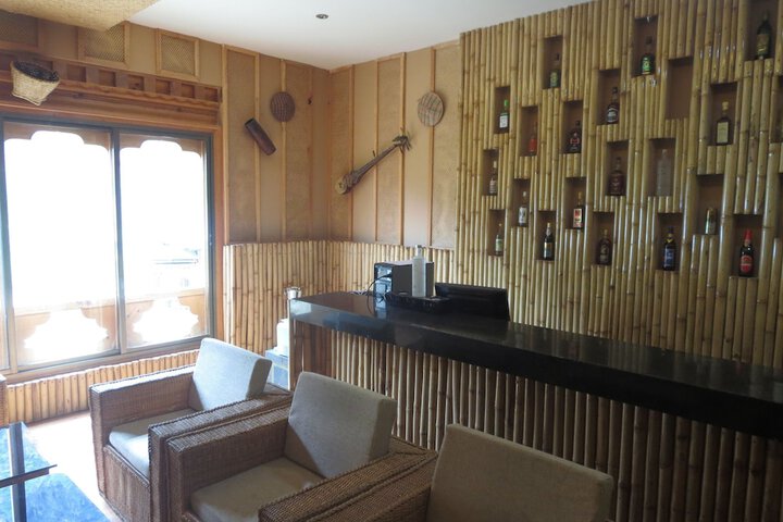 Lounge 18 of 37