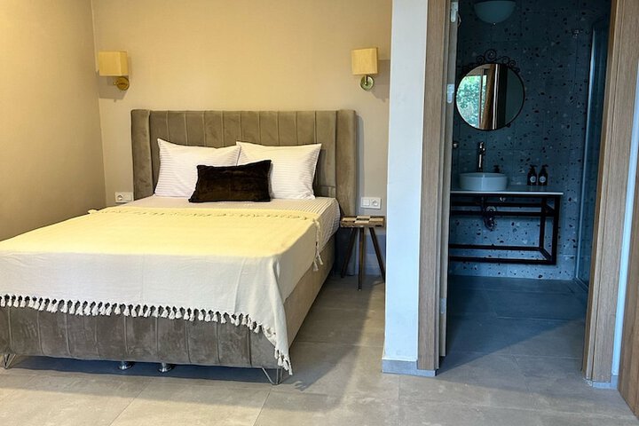 Room 8 of 97