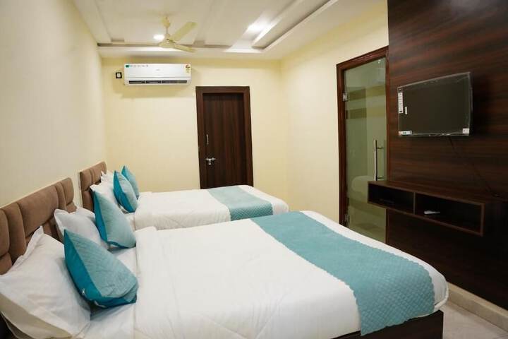 Room 13 of 16