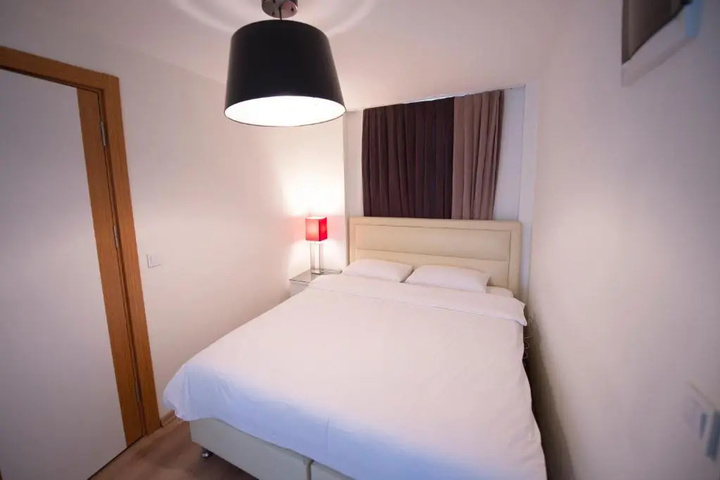 Room 5 of 12