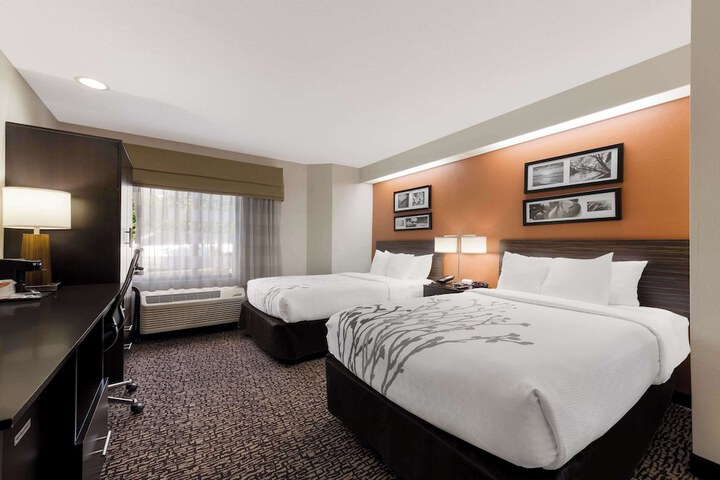 2 Double Beds (5 of 10)