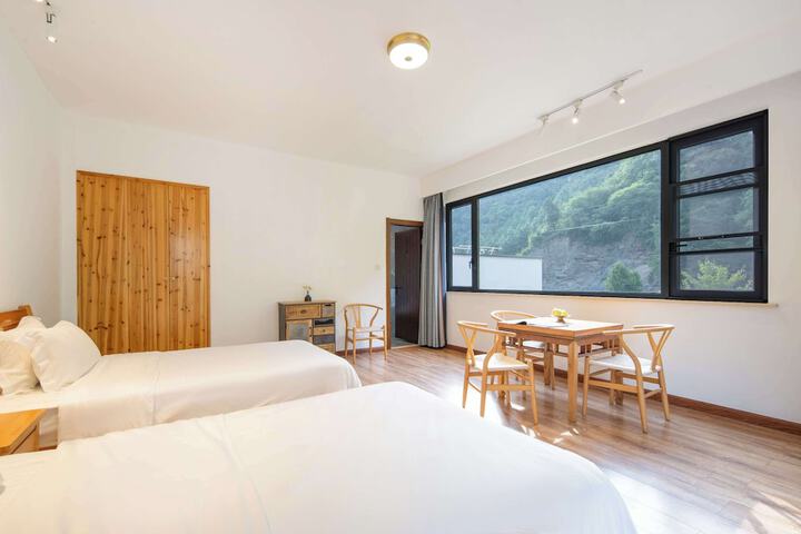 Room 14 of 170