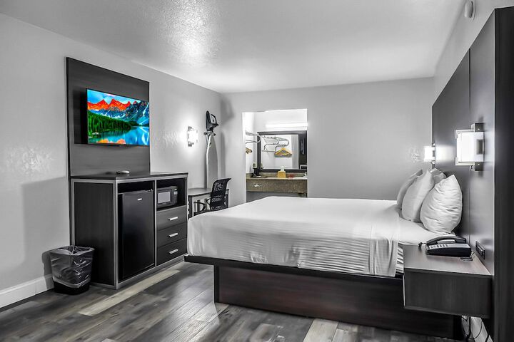 1 King Bed Microwave and Refrigerator WiFi Continental Breakfast (1 of 17)