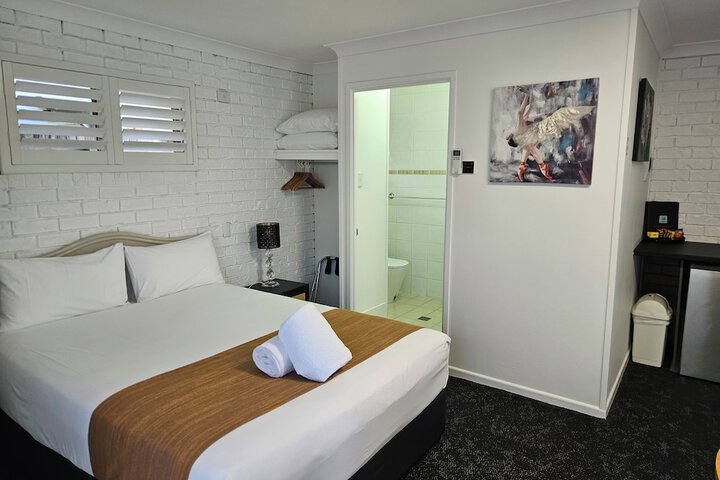 Room 33 of 64