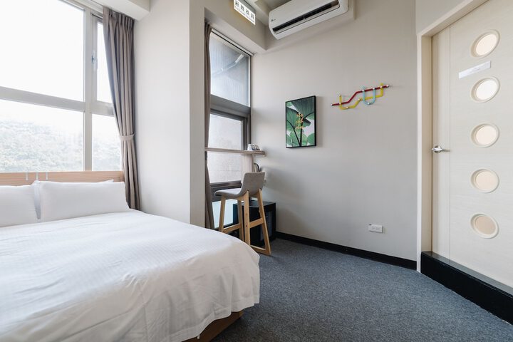 Room 8 of 110