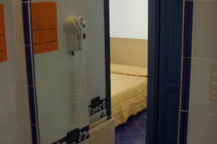 Room 11 of 40