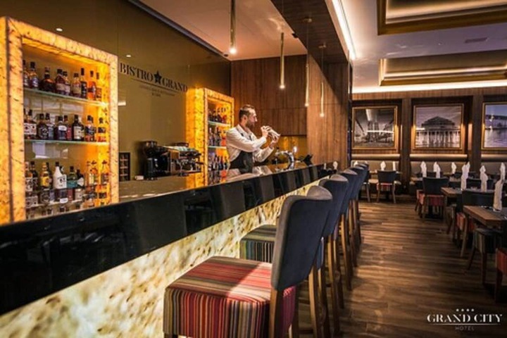 Dining 41 of 60