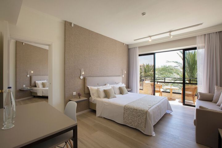 Room 33 of 77