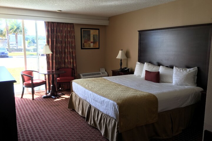 1 King Bed (4 of 10)