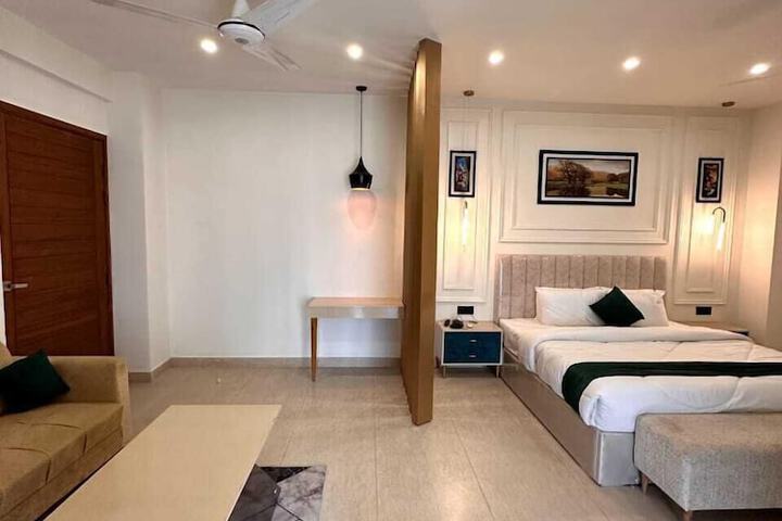 Room 6 of 8