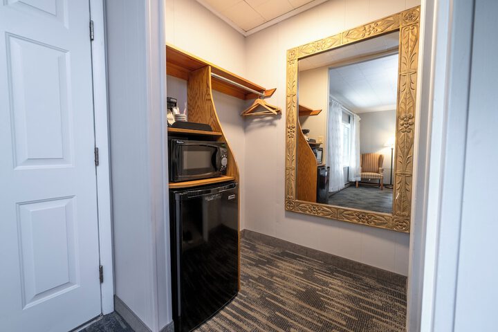 Room 210 of 549