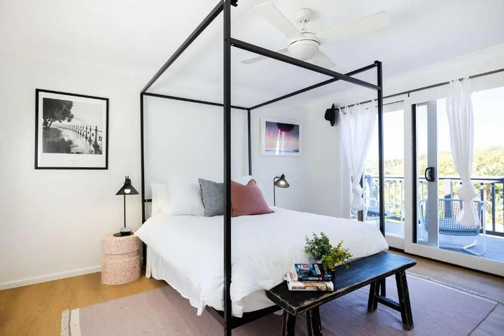 Room 4 of 9