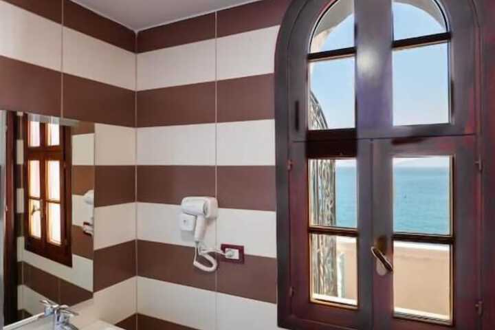 Room 77 of 100