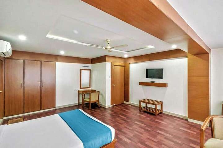 Room 6 of 16