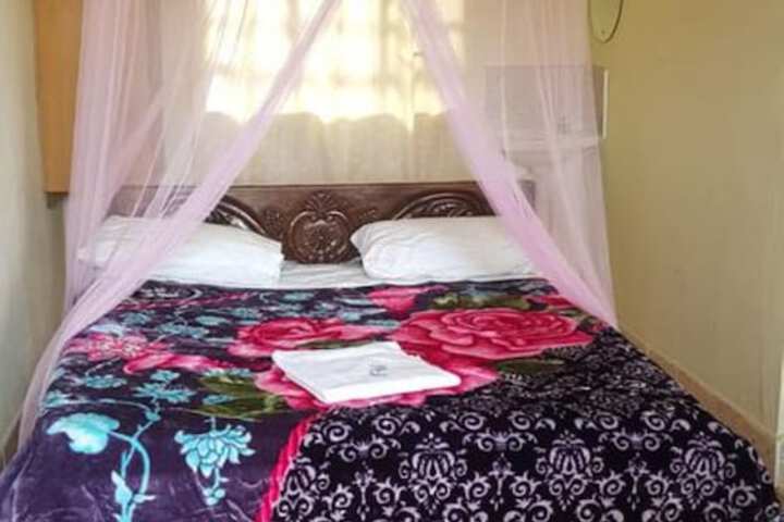 Room 6 of 12